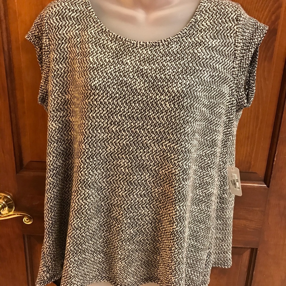 🎉🎉 3 for $20🎉🎉 NWT Charming Charlie women’s lightweight top
